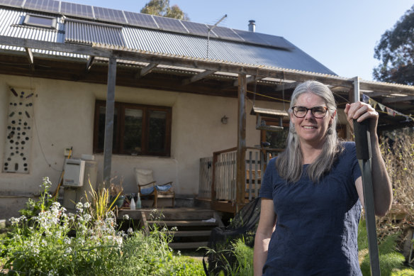 L’opérateur australien du marché de l’énergie compte sur des consommateurs comme Donna Jones pour jouer un rôle plus important dans la gestion du réseau alors que les centrales au charbon ferment.  Jones a participé au projet Edge.