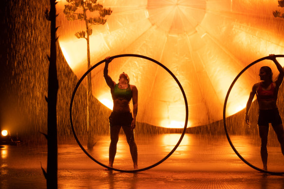 L'attrait durable du Cirque du Soleil réside dans le fait qu'il offre une rupture avec la réalité.  Sarah Togni (à gauche) et Shena Tschofen