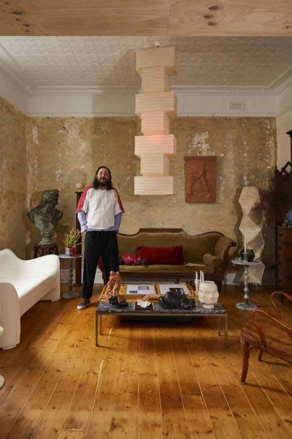 «Je collectionne depuis que je suis enfant. Mon premier achat était un presse-papier en bonbon de Murano dans un vide-grenier », raconte Mooney, dans son salon.