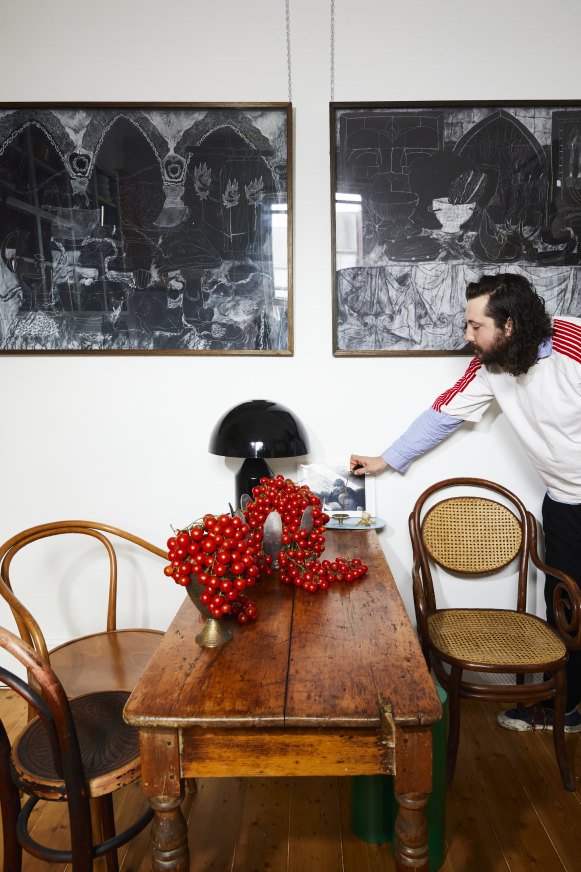 Des œuvres d'Alexandra Nemaric sont accrochées dans la cuisine. «Je vois quelque chose de nouveau chaque fois que je regarde ces œuvres», déclare Mooney.