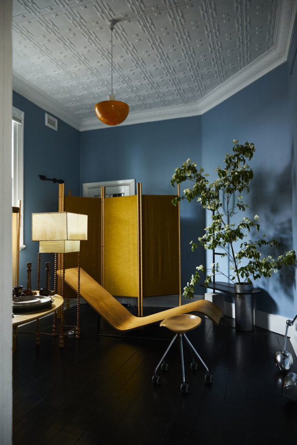 Un lampadaire de Lana Launay et un paravent de Fold Studio dans la « chambre bleue », peints Post Boy Blues par Dulux.