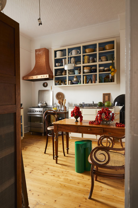 «J'ai acheté la cuisinière, la hotte et les armoires de cuisine sur Marketplace», explique Mooney. Le tabouret vert « Chub » est de Fearon, de Curated Spaces.