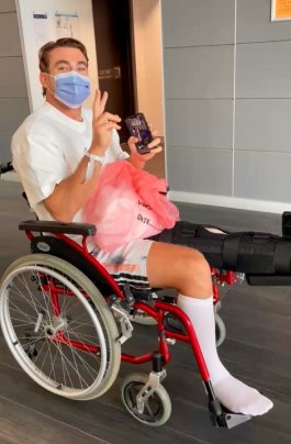 Connor Watson en fauteuil roulant après une opération chirurgicale pour sa rotule rompue.