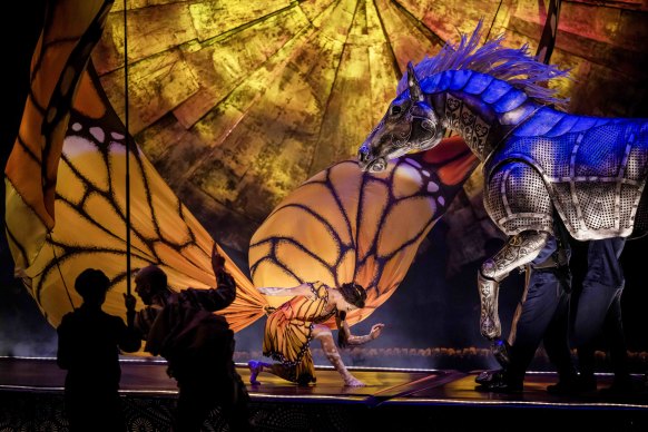 Luzia du Cirque du Soleil est élégante et surnaturelle.