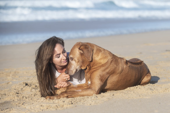 Georgina avec son Rhodesian Ridgeback Vegas, 12 ans, dans le spécial Compass Goodbye My Dog.