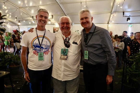 Dans les coulisses du Byron Bay Bluesfest, le ministre des Arts, de l'économie nocturne et de la musique John Graham, le directeur du Bluesfest Peter Noble et le ministre des Arts Tony Burke.