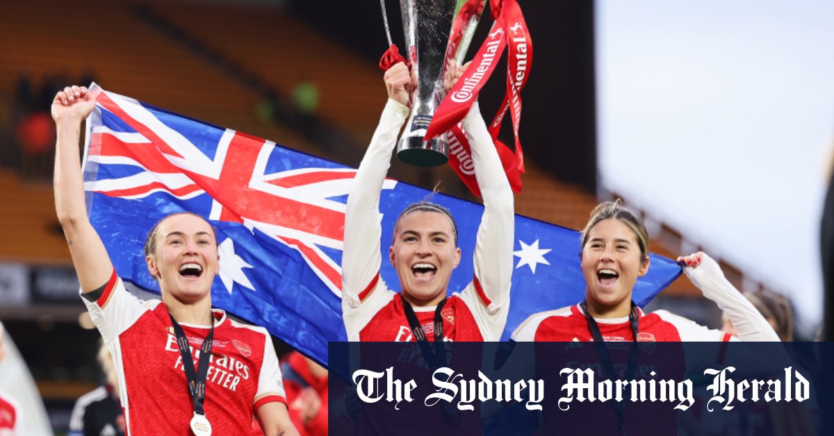 Le trio Matildas Caitlin Foord, Steph Catley et Kyra Cooney-Cross célèbrent la victoire d'Arsenal en Coupe de la Ligue contre Chelsea