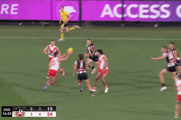 Nouveau territoire : le foot frappe la MCG Spidercam.