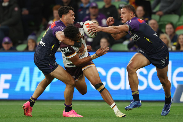 Selwyn Cobbo des Broncos est abordé par le Storm.