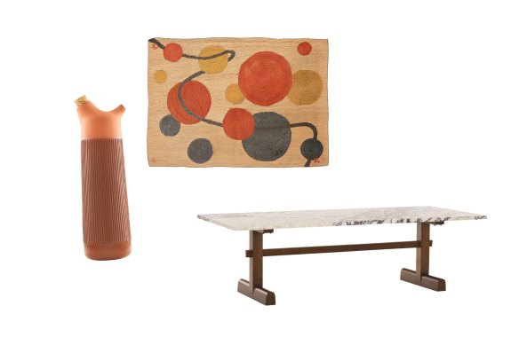 Carafe « Junto » ; La tapisserie de l'Univers ; Table à manger « Khodier ».