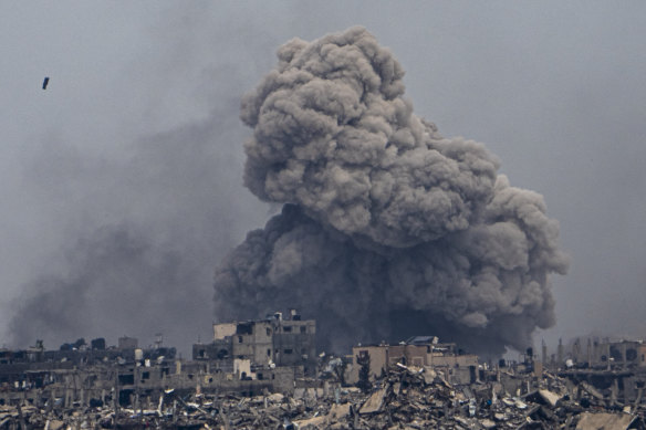 La fumée s'élève à l'intérieur de la bande de Gaza, comme on l'a vu depuis le sud d'Israël le mois dernier.
