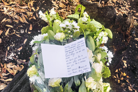 La carte laissée par la famille aimante d'Hannah McGuire.