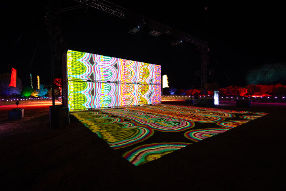 Le spectacle de lumière Parrtjima, une célébration de l'art, de la culture et de la musique aborigènes, a débuté vendredi soir.