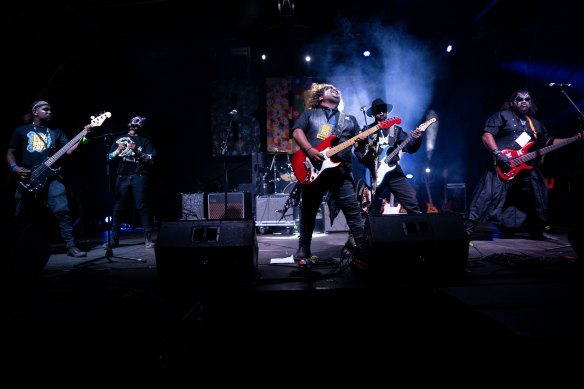 Le groupe de Hard Rock Mulga Bore fait du rock.