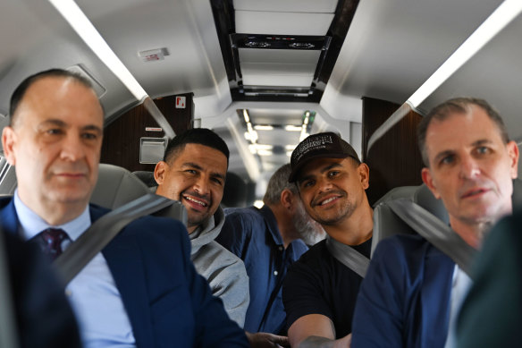 De gauche à droite, Peter V'landys, Cody Walker, Latrell Mitchell et Andrew Abdo sur le vol vers Moree au début du mois.