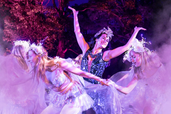La scène donne beaucoup d'espace de écho au cadre naturel du Centennial Park dans la production du Songe d'une nuit d'été de l'Australian Shakespeare Company.