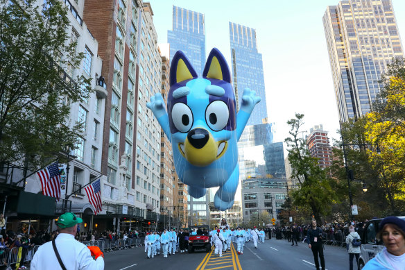 Bluey dans le défilé Macy's.  L'attrait mondial de Bluey en a fait l'une des exportations culturelles les plus célèbres d'Australie.