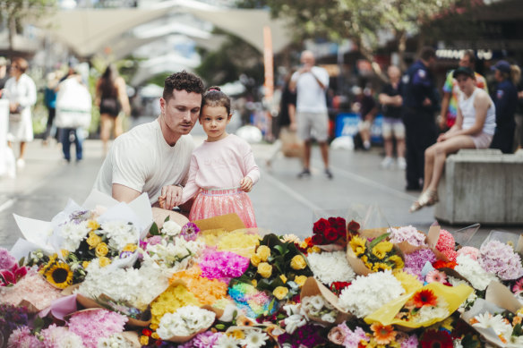 Les parents devraient offrir à leurs enfants un espace sûr et ouvert pour qu’ils puissent parler de ce que la tragédie les a fait ressentir.