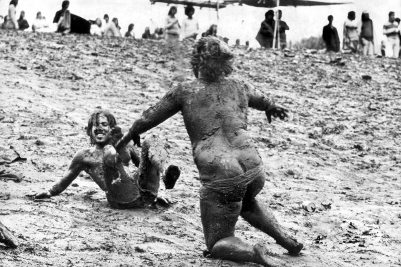 Les mudsliders John Akers, 18 ans à l'époque, de Frankston, s'attaquent à Brian Carson de Bonbeach en janvier 1975. Robert Gray. 