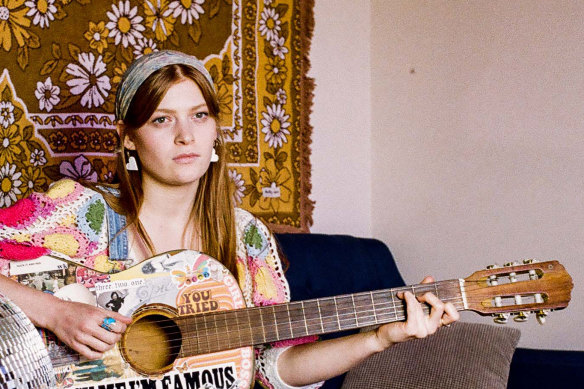 Daisy Kilbourne, une auteure-compositrice-interprète folk acoustique qui a grandi dans la petite ville de Daylesford et vit maintenant à Geelong. Elle fait partie de la série GRID 2024 à Geelong.
