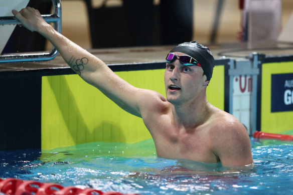 Elijah Winnington après sa victoire au 400 m nage libre masculin.