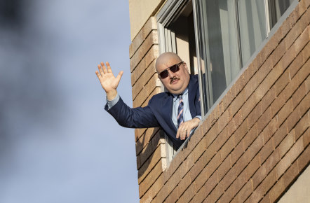 Simeon Boikov salue depuis le consulat russe à Sydney, où il échappe aux autorités australiennes.