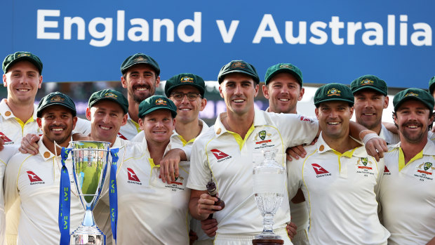 L'équipe masculine d'Australie avec le trophée Ashes en 2023.