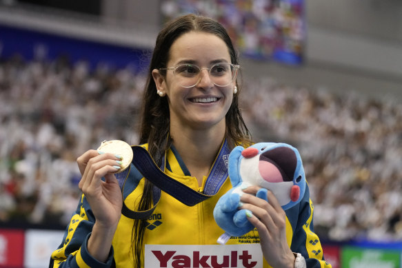 Kaylee McKeown avec sa médaille d'or après la finale du 100 m dos féminin aux championnats du monde 2023.