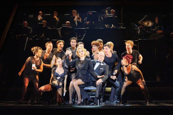 Anthony Warlow dans le rôle de Billy Flynn et Lucy Maunder dans le rôle de Roxie Hart, avec le casting de Chicago.