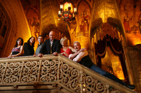 Anthony Warlow, au centre, avec ses collègues membres de la distribution de la production australienne originale du Fantôme de l'Opéra, photographié au Regent Theatre en 2008.