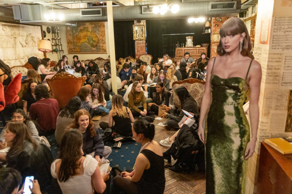 Environ 140 Melbourne Swifties se sont réunis pour une soirée d'écoute vendredi après-midi.