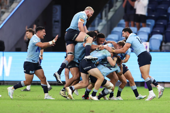 Les Waratahs célèbrent leur victoire 43-40 sur les Crusaders.