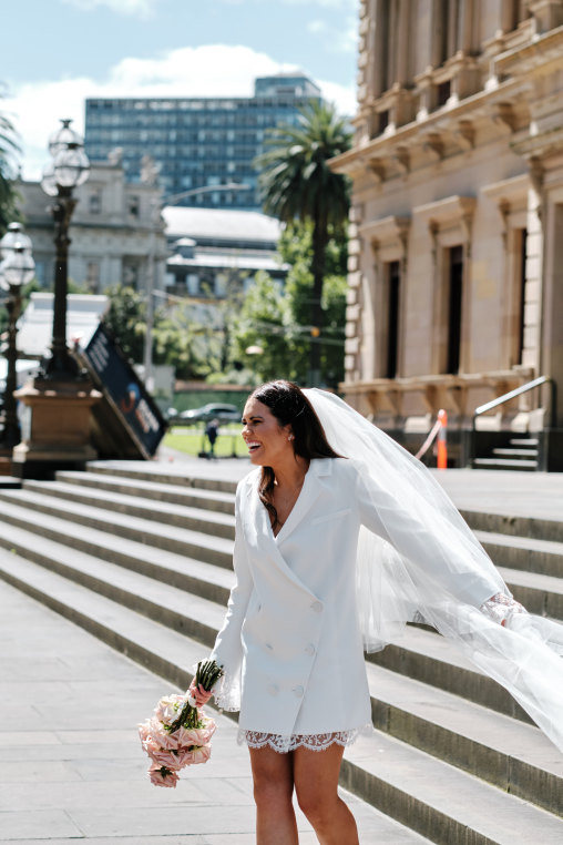 Lorsque ses projets de mariage ont changé, Hayley Johnson a changé de tactique vestimentaire.