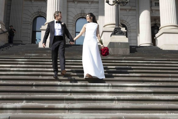 Le créateur vole… Camilla King et son mari Matthew Scarlett le jour de leur mariage.