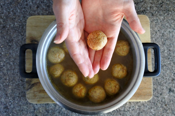 Préparer des boulettes de matsa et de la soupe au poulet, un classique de la Pâque.