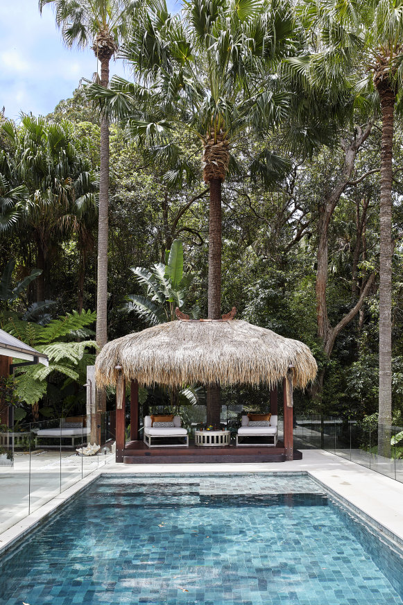 Une piscine de 10 mètres bordée de tuiles Sukabumi est adjacente au salon principal. La cabane en teck fabriquée à la main avec un toit en chaume de l'île comprend deux lits de repos.