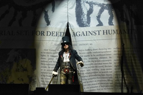 Le set d'Alice Cooper comprend des pièces théâtrales dignes de chansons vraiment folles.