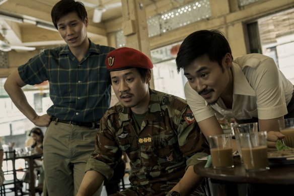 Hoa Xuande, Fred Nguyen Khan et Duy Nguyen dans une scène de The Sympathizer.  Le sympathisant