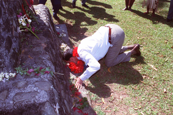 Le Premier ministre Paul Keating embrasse le monument de Kokoda lors d'une visite officielle en 1992.
