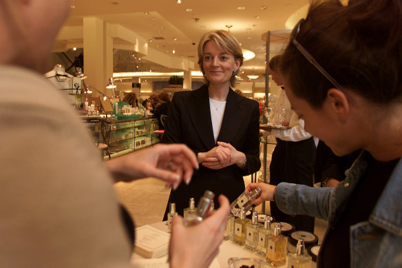 Malone en 2001 avec son ancienne entreprise chez Neiman Marcus à Beverly Hills aux États-Unis.