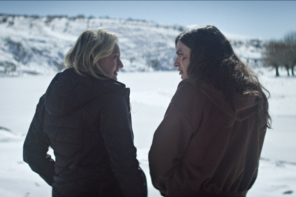 Elisabeth Moss et Yumna Marwan dans une scène de The Veil.