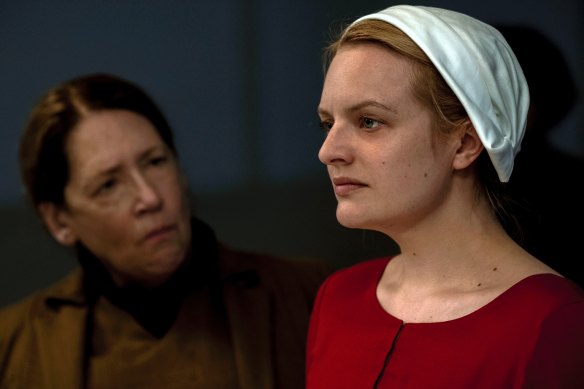Ann Dowd et Elisabeth Moss dans une scène de The Handmaid's Tale.