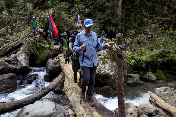 Le Premier ministre australien Anthony Albanese et son homologue de PNG, James Marape, parcourent la piste Kokoda depuis le village d'Isurava jusqu'au site commémoratif.