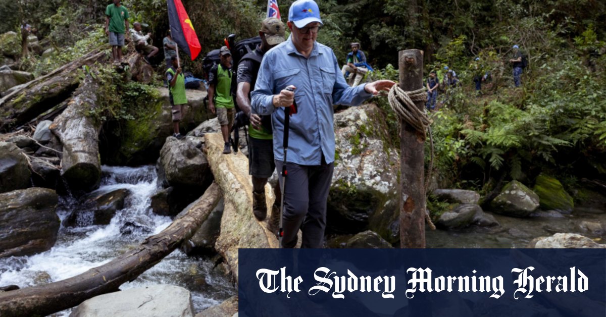 Le trek Kokoda ANZAC d'Albanese fait la guerre au mémorial de guerre d'Isurava