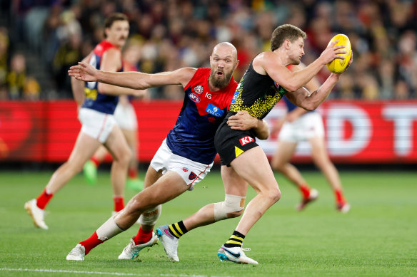 Jacob Hopper plaqué par Max Gawn.