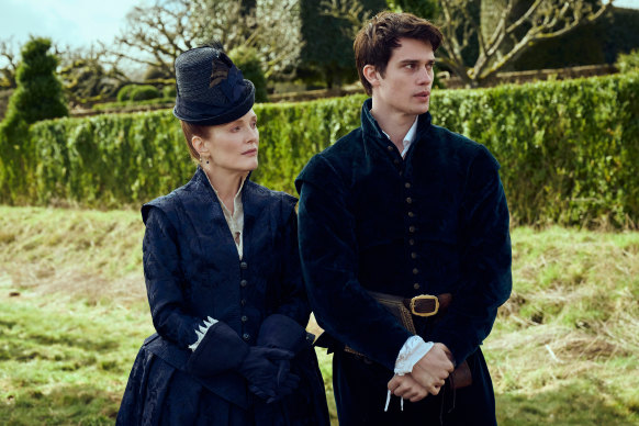 Julianne Moore et Nicholas Galitzine dans Mary & George.