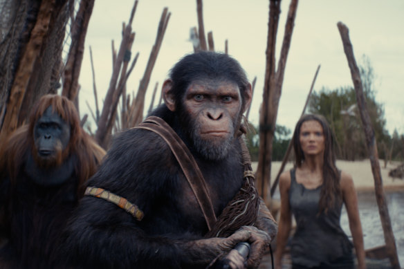 Raka (joué par Peter Macon), Noa (joué par Owen Teague) et Freya Allan dans le rôle de Nova dans Le Royaume de la planète des singes.