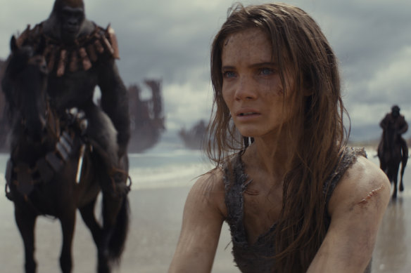 L'actrice anglaise Freya Allen incarne Nova, un humain mystérieux qui arrive soudainement dans le monde des singes.