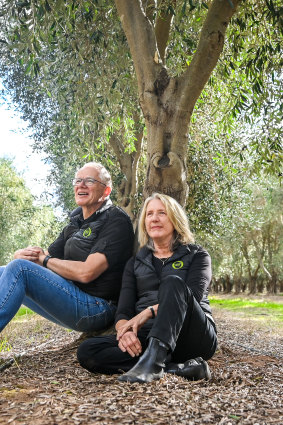 John Symington et sa femme Marjan dans leur ferme d'oliviers.