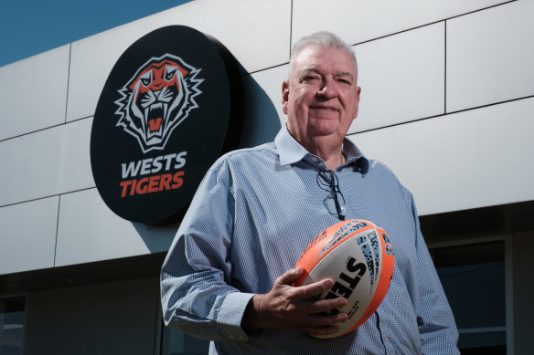 Shane Richardson lors de l'ouverture du bureau de Campbelltown des Wests Tigers.